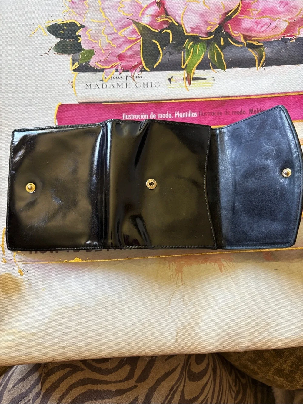 CHANEL Black Patent Leather CC Logo Compact Wallet holds lots of cards! - Picture 4 of 7